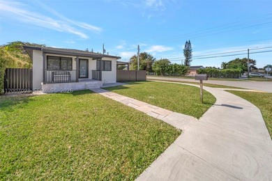 Beautifully upgraded three bedroom, one bathroom cozy retreat in - photo 4