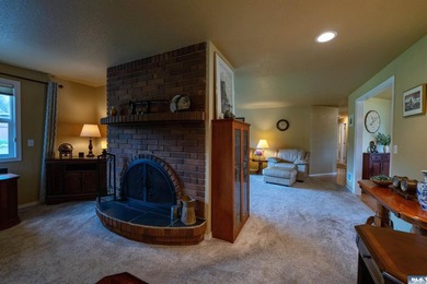 Charming 4 bed, 2 bath home offering 1,924 sqft of comfortable - photo 12