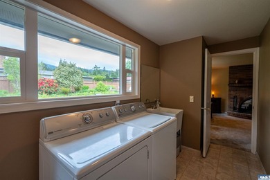 Charming 4 bed, 2 bath home offering 1,924 sqft of comfortable - photo 29