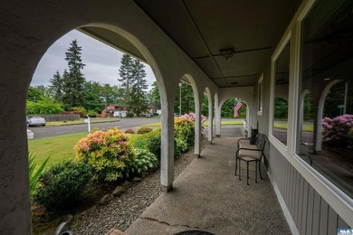 Charming 4 bed, 2 bath home offering 1,924 sqft of comfortable - photo 31