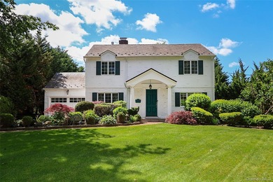 Beautifully maintained and move-in ready colonial home located - photo 1