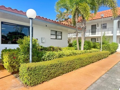 Welcome to sunny Boynton Beach! This move-in-ready 2-bed/2-bath - photo 23