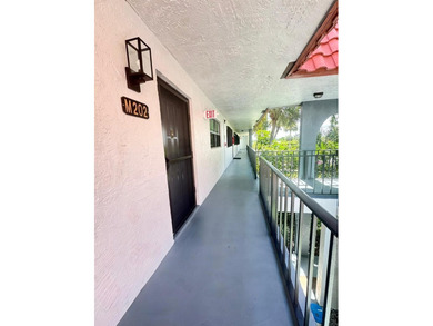 Welcome to sunny Boynton Beach! This move-in-ready 2-bed/2-bath - photo 27