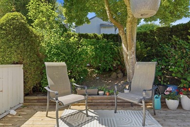 Beautifully renovated end-unit townhome in the highly - photo 18