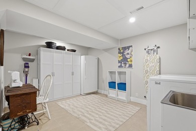 Beautifully renovated end-unit townhome in the highly - photo 20