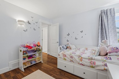 Beautifully renovated end-unit townhome in the highly - photo 31