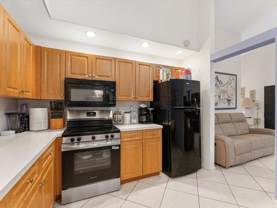Welcome to this charming three-bedroom, two-bathroom residence - photo 14