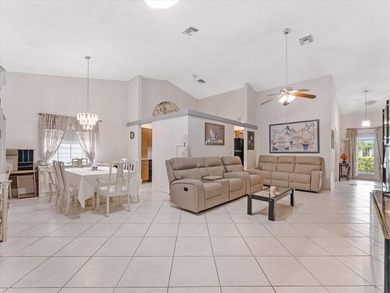 Welcome to this charming three-bedroom, two-bathroom residence - photo 15