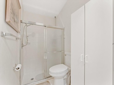 Welcome to this charming three-bedroom, two-bathroom residence - photo 18