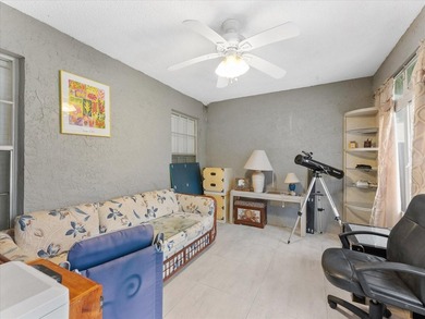 Welcome to this charming three-bedroom, two-bathroom residence - photo 21