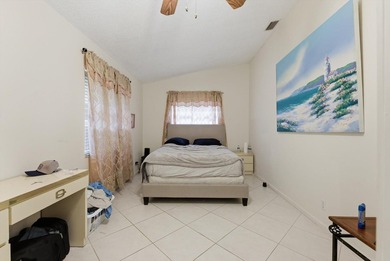 Welcome to this charming three-bedroom, two-bathroom residence - photo 23