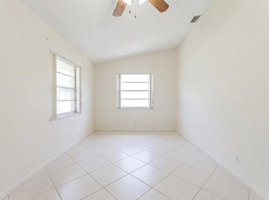 Welcome to this charming three-bedroom, two-bathroom residence - photo 24