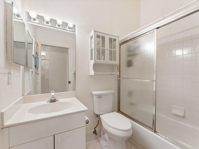 Welcome to this charming three-bedroom, two-bathroom residence - photo 26