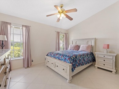 Welcome to this charming three-bedroom, two-bathroom residence - photo 27