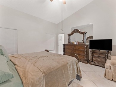 Welcome to this charming three-bedroom, two-bathroom residence - photo 30