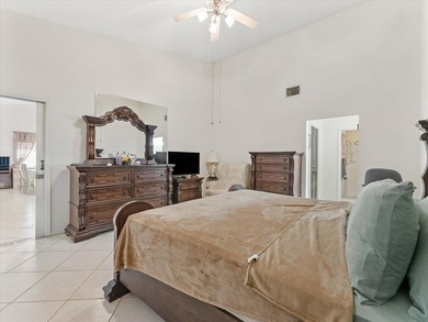 Welcome to this charming three-bedroom, two-bathroom residence - photo 31