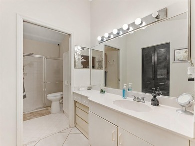 Welcome to this charming three-bedroom, two-bathroom residence - photo 32