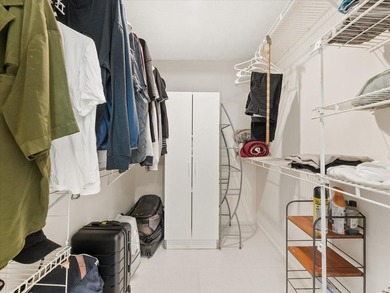 Welcome to this charming three-bedroom, two-bathroom residence - photo 33