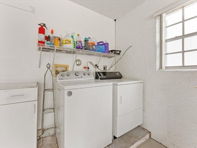 Welcome to this charming three-bedroom, two-bathroom residence - photo 34