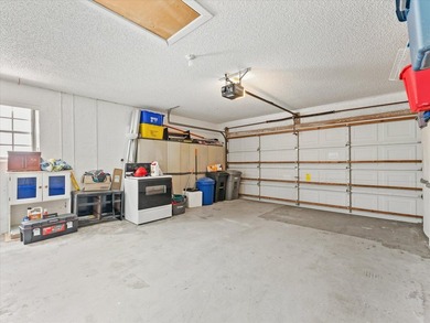 Welcome to this charming three-bedroom, two-bathroom residence - photo 35