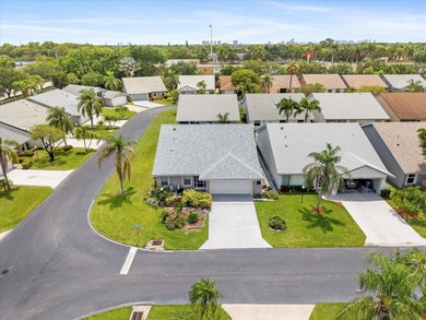 Welcome to this charming three-bedroom, two-bathroom residence - photo 40
