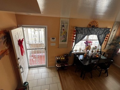 Spacious Townhouse Just 2 Blocks from the Beach & Boardwalk in - photo 3