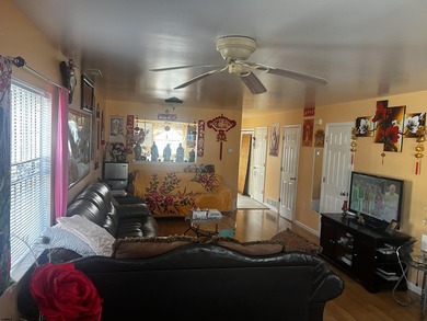 Spacious Townhouse Just 2 Blocks from the Beach & Boardwalk in - photo 5