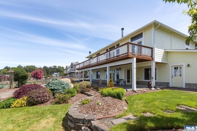 Quality home with gorgeous custom wood accents throughout. Large - photo 12