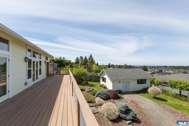 Quality home with gorgeous custom wood accents throughout. Large - photo 17