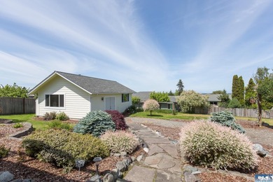 Quality home with gorgeous custom wood accents throughout. Large - photo 20