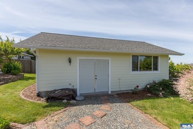 Quality home with gorgeous custom wood accents throughout. Large - photo 21