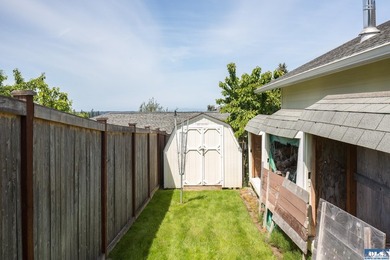 Quality home with gorgeous custom wood accents throughout. Large - photo 23