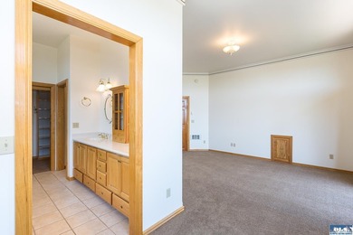 Quality home with gorgeous custom wood accents throughout. Large - photo 30