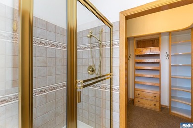 Quality home with gorgeous custom wood accents throughout. Large - photo 32