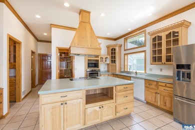 Quality home with gorgeous custom wood accents throughout. Large - photo 35