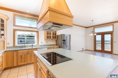 Quality home with gorgeous custom wood accents throughout. Large - photo 36