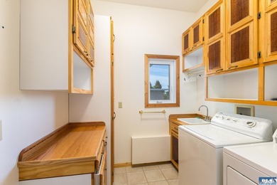 Quality home with gorgeous custom wood accents throughout. Large - photo 40