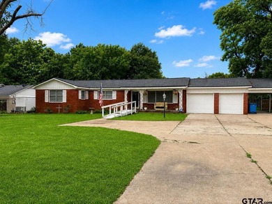 Looking for room to spread out? This beautifully updated home - photo 1