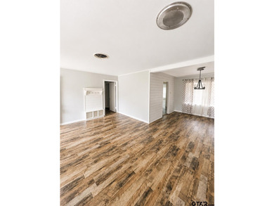Looking for room to spread out? This beautifully updated home - photo 2