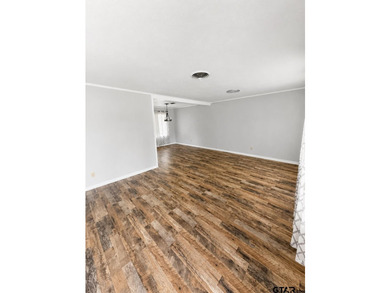 Looking for room to spread out? This beautifully updated home - photo 3