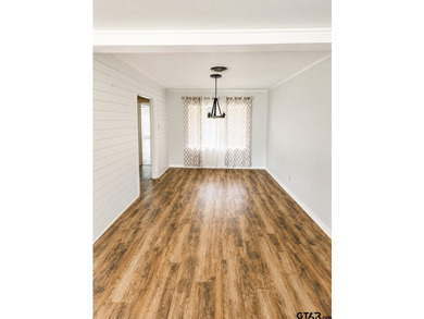 Looking for room to spread out? This beautifully updated home - photo 4