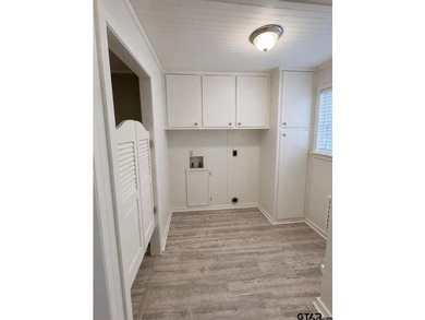 Looking for room to spread out? This beautifully updated home - photo 5