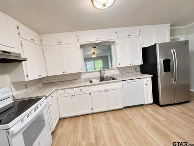 Looking for room to spread out? This beautifully updated home - photo 6