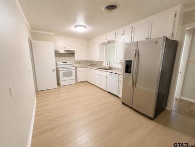Looking for room to spread out? This beautifully updated home - photo 7