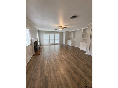 Looking for room to spread out? This beautifully updated home - photo 9