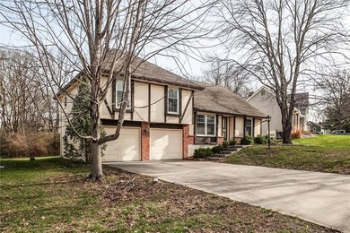Beautifully updated and spacious home backing near the National - photo 2