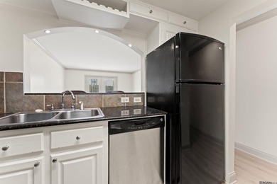 UNIT 105 - BEAUTIFUL FIRST FLOOR UNIT. DOWNTOWN LIVING AT ITS - photo 6