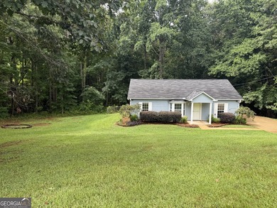 PRIVACY, CHARM, AND MOVE-IN READY LIVING COME TOGETHER! Tucked - photo 2