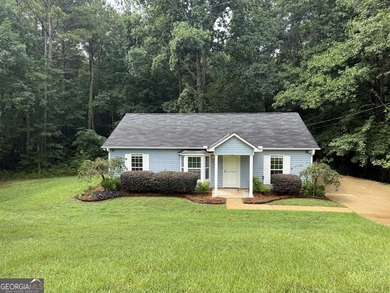 PRIVACY, CHARM, AND MOVE-IN READY LIVING COME TOGETHER! Tucked - photo 3