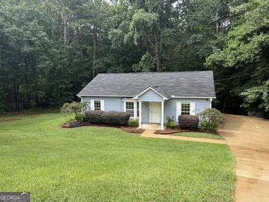 PRIVACY, CHARM, AND MOVE-IN READY LIVING COME TOGETHER! Tucked - photo 4
